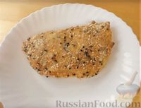 Фото приготовления рецепта: Куриная грудка с помидорно-сырной начинкой, в панировке - шаг №11