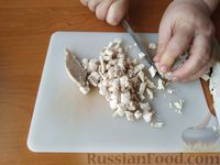 Фото приготовления рецепта: Слоёный салат с курицей, маринованным перцем, рисом и кукурузой - шаг №6
