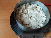 Фото приготовления рецепта: Слоёный салат с курицей, маринованным перцем, рисом и кукурузой - шаг №7