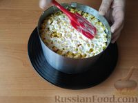 Фото приготовления рецепта: Слоёный салат с курицей, маринованным перцем, рисом и кукурузой - шаг №9