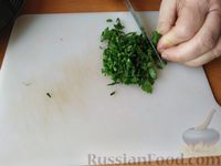Фото приготовления рецепта: Слоёный салат с курицей, маринованным перцем, рисом и кукурузой - шаг №10