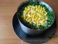 Фото приготовления рецепта: Слоёный салат с курицей, маринованным перцем, рисом и кукурузой - шаг №11