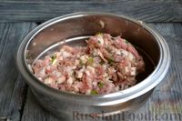Фото приготовления рецепта: Мясные тефтели с грибами и брынзой, в томатном соусе - шаг №5