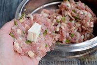 Фото приготовления рецепта: Мясные тефтели с грибами и брынзой, в томатном соусе - шаг №7