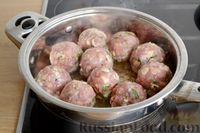 Фото приготовления рецепта: Мясные тефтели с грибами и брынзой, в томатном соусе - шаг №9