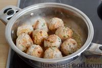 Фото приготовления рецепта: Мясные тефтели с грибами и брынзой, в томатном соусе - шаг №10