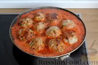 Фото приготовления рецепта: Мясные тефтели с грибами и брынзой, в томатном соусе - шаг №17