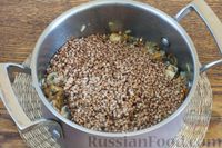 Фото приготовления рецепта: Гречка с грибами и консервированной фасолью - шаг №6