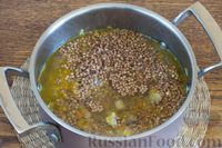 Фото приготовления рецепта: Гречка с грибами и консервированной фасолью - шаг №7