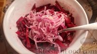 Фото приготовления рецепта: Постный свекольный салат с шампиньонами - шаг №10