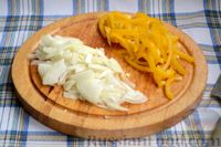 Фото приготовления рецепта: Куриное филе с консервированной кукурузой и сладким перцем, в соевом соусе - шаг №5