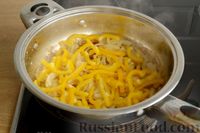 Фото приготовления рецепта: Куриное филе с консервированной кукурузой и сладким перцем, в соевом соусе - шаг №7
