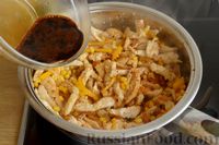 Фото приготовления рецепта: Куриное филе с консервированной кукурузой и сладким перцем, в соевом соусе - шаг №12
