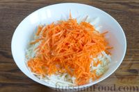 Фото приготовления рецепта: Салат из капусты с морковью, черносливом и грецкими орехами - шаг №3
