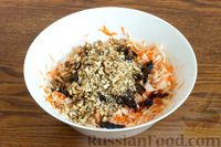 Фото приготовления рецепта: Салат из капусты с морковью, черносливом и грецкими орехами - шаг №7