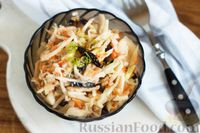 Фото приготовления рецепта: Салат из капусты с морковью, черносливом и грецкими орехами - шаг №8