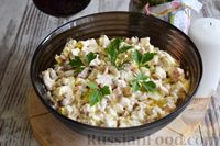 Фото к рецепту: Салат с курицей, ветчиной, маринованными опятами и яйцами