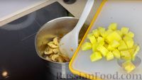 Фото приготовления рецепта: Овощной суп с шампиньонами, шпинатом и кокосовым молоком - шаг №6