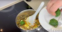 Фото приготовления рецепта: Овощной суп с шампиньонами, шпинатом и кокосовым молоком - шаг №7