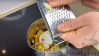 Фото приготовления рецепта: Овощной суп с шампиньонами, шпинатом и кокосовым молоком - шаг №8
