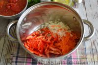 Фото приготовления рецепта: Томатный суп со стручковой фасолью и болгарским перцем - шаг №4