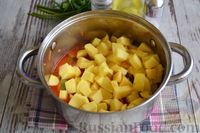 Фото приготовления рецепта: Томатный суп со стручковой фасолью и болгарским перцем - шаг №8