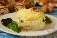 Фото к рецепту: Салат с говядиной, маринованными огурцами, черносливом и орехами