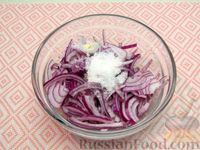 Фото приготовления рецепта: Салат с шампиньонами, черемшой, луком и яйцом - шаг №3