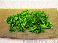 Фото приготовления рецепта: Салат с шампиньонами, черемшой, луком и яйцом - шаг №8