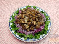 Фото приготовления рецепта: Салат с шампиньонами, черемшой, луком и яйцом - шаг №11