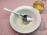 Фото приготовления рецепта: Салат с шампиньонами, черемшой, луком и яйцом - шаг №12