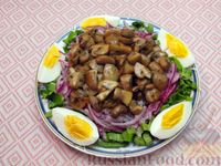 Фото приготовления рецепта: Салат с шампиньонами, черемшой, луком и яйцом - шаг №14