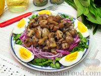 Фото приготовления рецепта: Салат с шампиньонами, черемшой, луком и яйцом - шаг №15