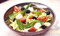 Фото к рецепту: Салат с макаронами, свежими овощами, оливками и моцареллой