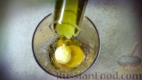 Фото приготовления рецепта: Соус "Тартар" с огурцами, оливками и чесноком - шаг №2