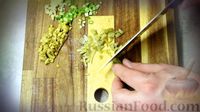 Фото приготовления рецепта: Соус "Тартар" с огурцами, оливками и чесноком - шаг №4
