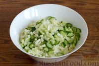 Фото приготовления рецепта: Салат из пекинской капусты с сельдереем, огурцом, грецкими орехами и оливками - шаг №4