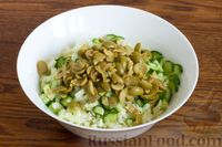 Фото приготовления рецепта: Салат из пекинской капусты с сельдереем, огурцом, грецкими орехами и оливками - шаг №5