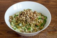 Фото приготовления рецепта: Салат из пекинской капусты с сельдереем, огурцом, грецкими орехами и оливками - шаг №6