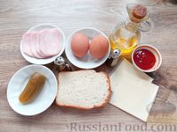 Фото приготовления рецепта: Сэндвич с омлетом, сыром, ветчиной и маринованным огурцом - шаг №1