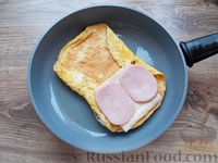 Фото приготовления рецепта: Сэндвич с омлетом, сыром, ветчиной и маринованным огурцом - шаг №6
