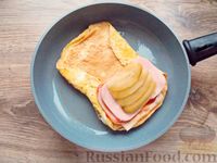 Фото приготовления рецепта: Сэндвич с омлетом, сыром, ветчиной и маринованным огурцом - шаг №9
