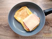 Фото приготовления рецепта: Сэндвич с омлетом, сыром, ветчиной и маринованным огурцом - шаг №10