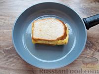 Фото приготовления рецепта: Сэндвич с омлетом, сыром, ветчиной и маринованным огурцом - шаг №11