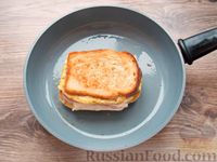 Фото приготовления рецепта: Сэндвич с омлетом, сыром, ветчиной и маринованным огурцом - шаг №12