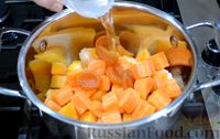 Фото приготовления рецепта: Салат с колбасой, картофелем, морковью, болгарским перцем и зелёным горошком - шаг №3
