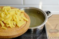 Фото приготовления рецепта: Куриный суп с консервированным горошком и яйцом - шаг №9