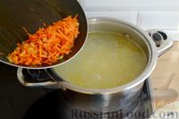 Фото приготовления рецепта: Куриный суп с консервированным горошком и яйцом - шаг №10