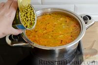 Фото приготовления рецепта: Куриный суп с консервированным горошком и яйцом - шаг №12
