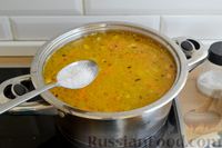 Фото приготовления рецепта: Куриный суп с консервированным горошком и яйцом - шаг №13